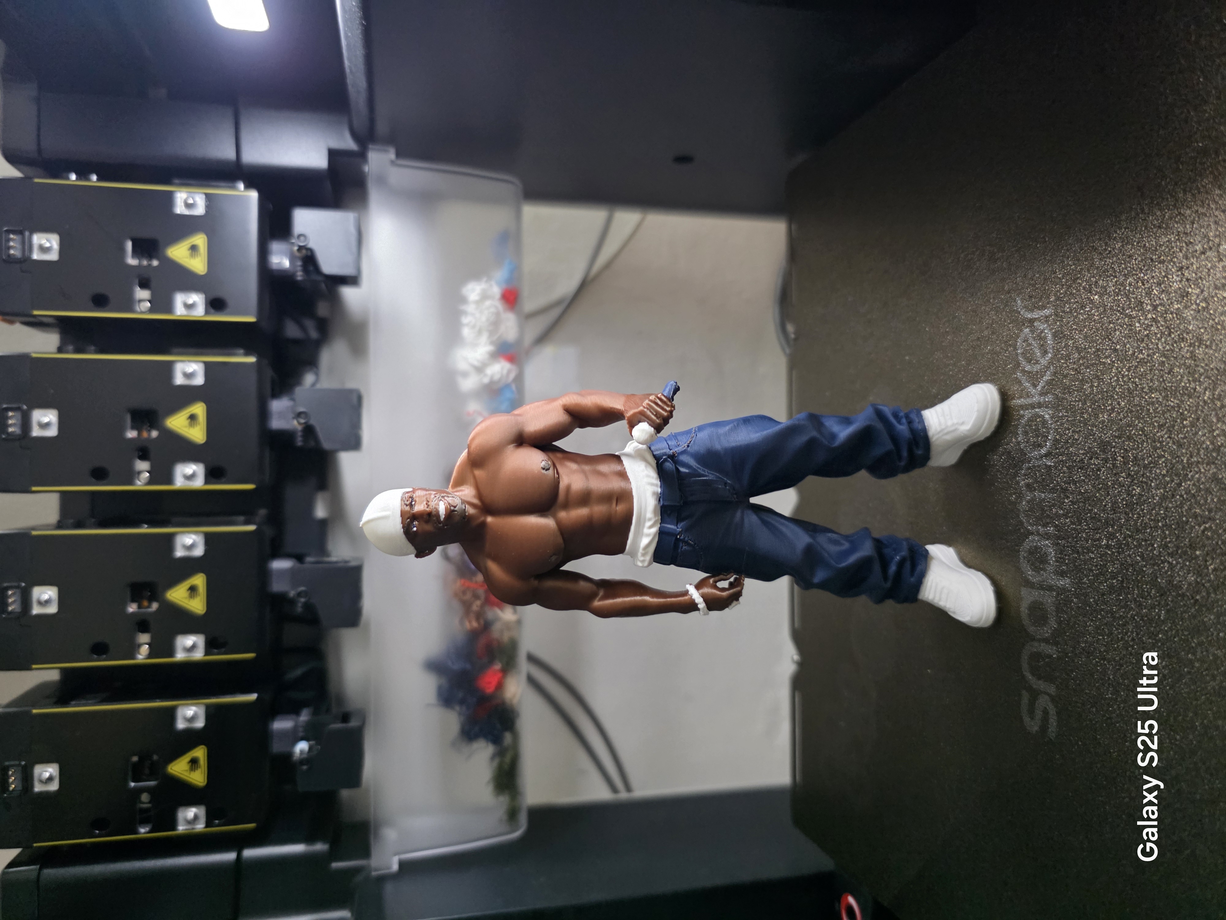 Vista frontal da figura 3D multicolor produzida pela JeC Criações