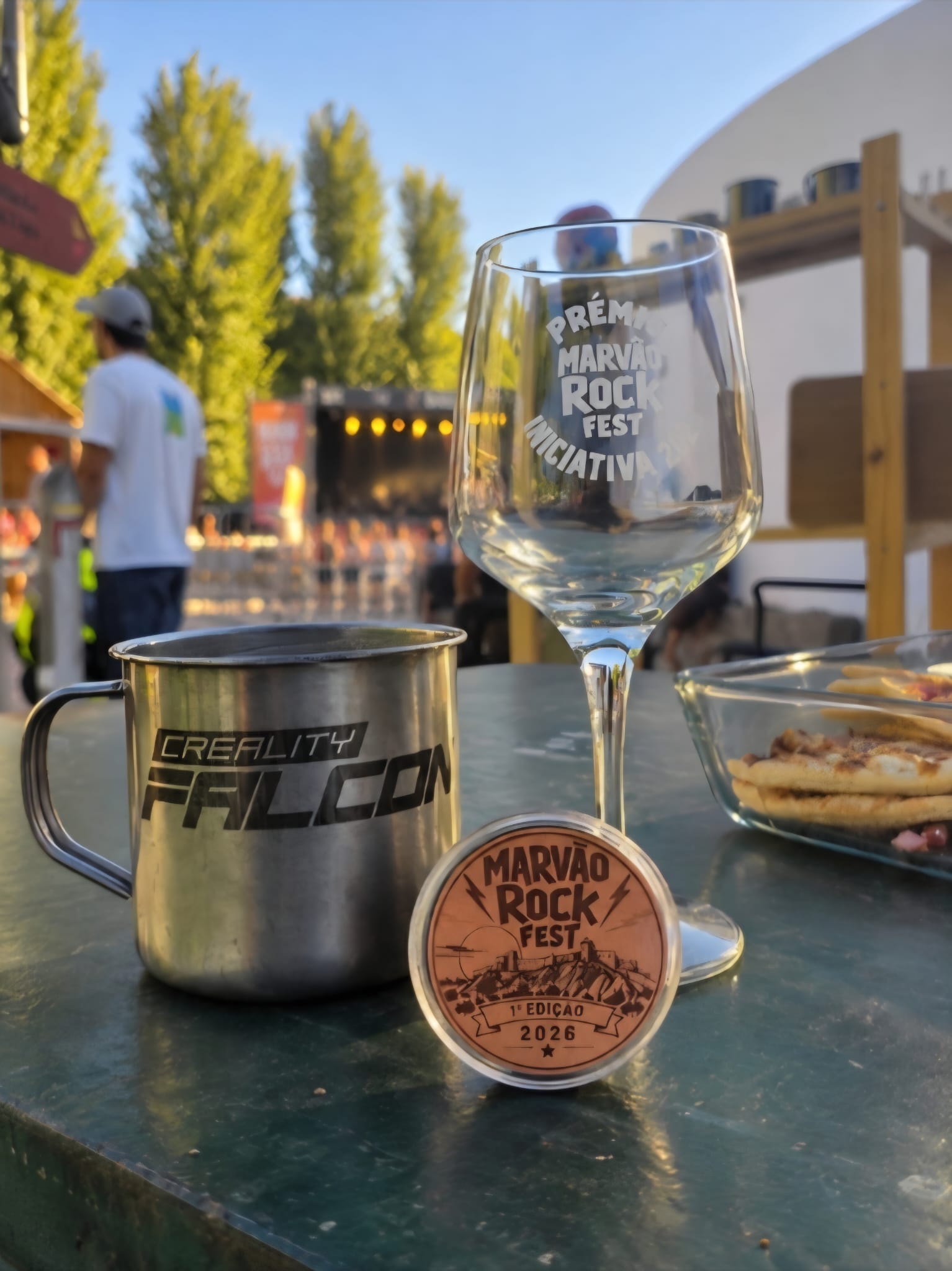 Caneca de inox, copo e moeda personalizados pela JeC Criações e oferecidos à organização do Marvão Rock Festival